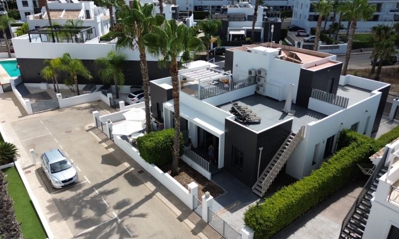 Maison avec 2 chambres, 2 salles de bains, une terrasse sur le toit et une piscine commune
