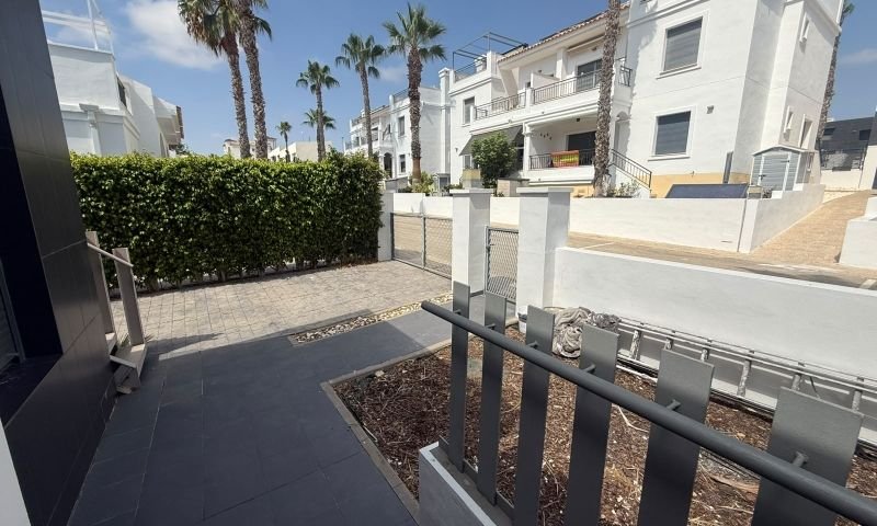 Maison avec 2 chambres, 2 salles de bains, une terrasse sur le toit et une piscine commune
