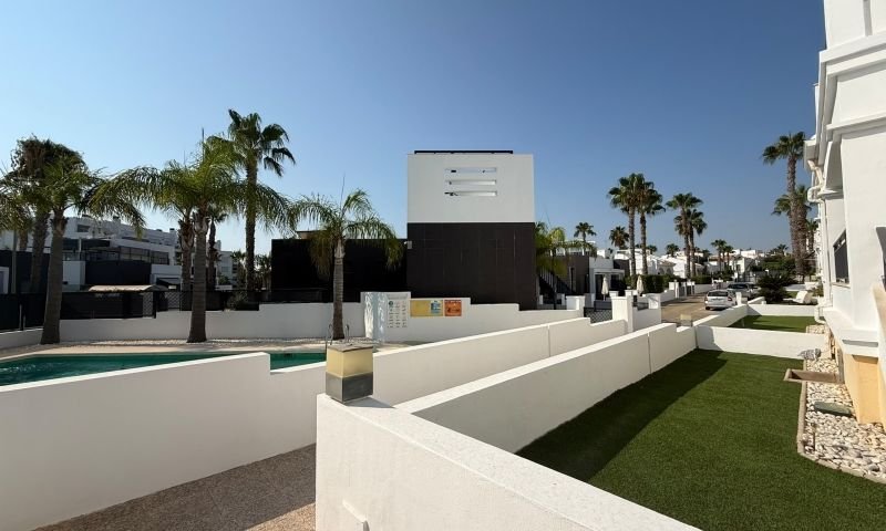 Maison avec 2 chambres, 2 salles de bains, une terrasse sur le toit et une piscine commune