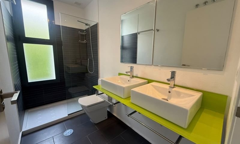 Maison avec 2 chambres, 2 salles de bains, une terrasse sur le toit et une piscine commune