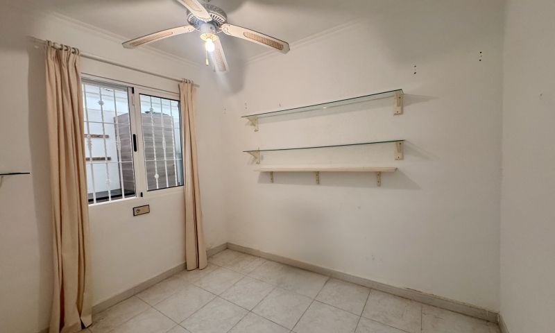 Appartement en rez-de-chaussée avec terrasse ensoleillée, 3 chambres et piscine commune à La Florida