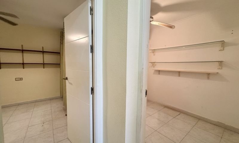 Appartement en rez-de-chaussée avec terrasse ensoleillée, 3 chambres et piscine commune à La Florida
