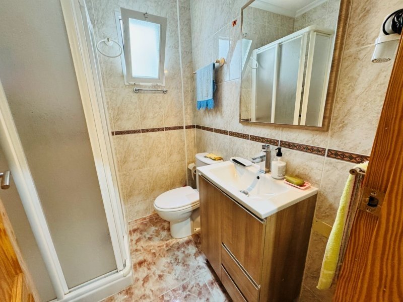 Appartement avec 2 chambres, 2 salles de bains et une place de parking souterrain, à seulement 200 m de la plage