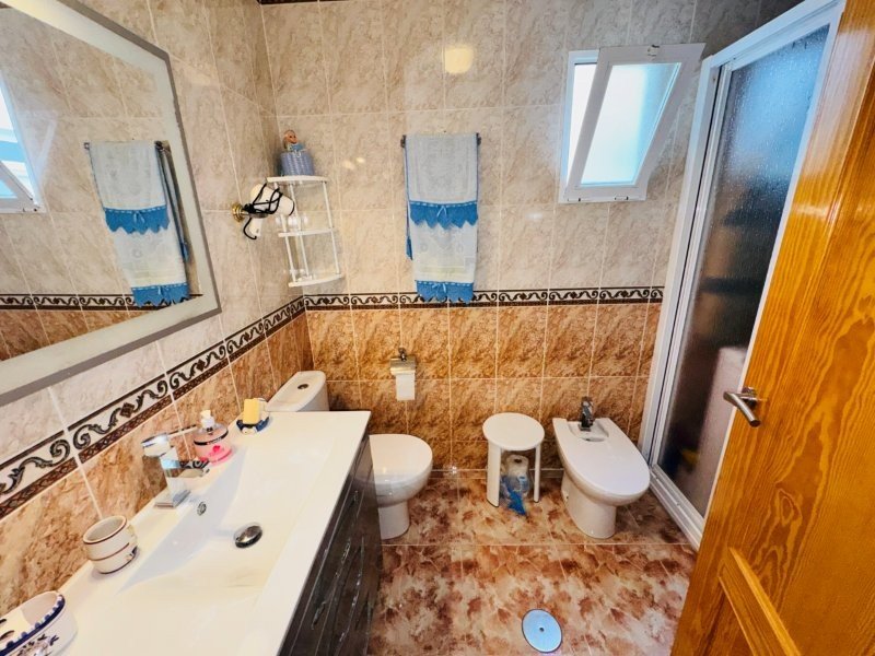 Appartement avec 2 chambres, 2 salles de bains et une place de parking souterrain, à seulement 200 m de la plage