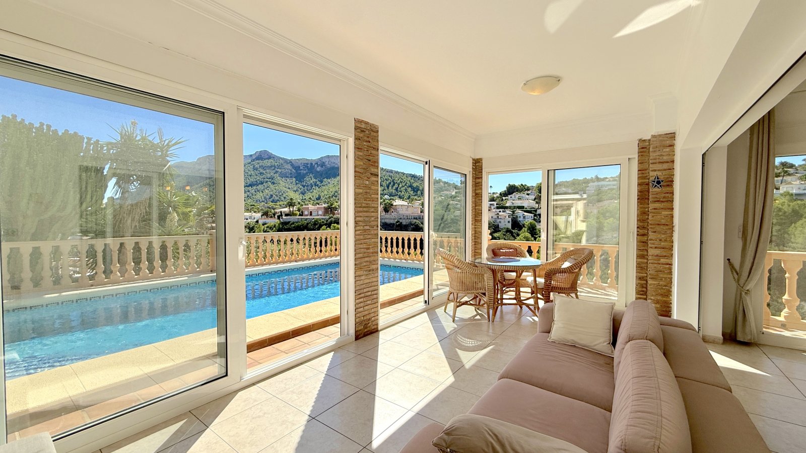 Très belle villa à l’abri des regards, avec une magnifique vue panoramique et de nombreux extras et avec licence de location touristique