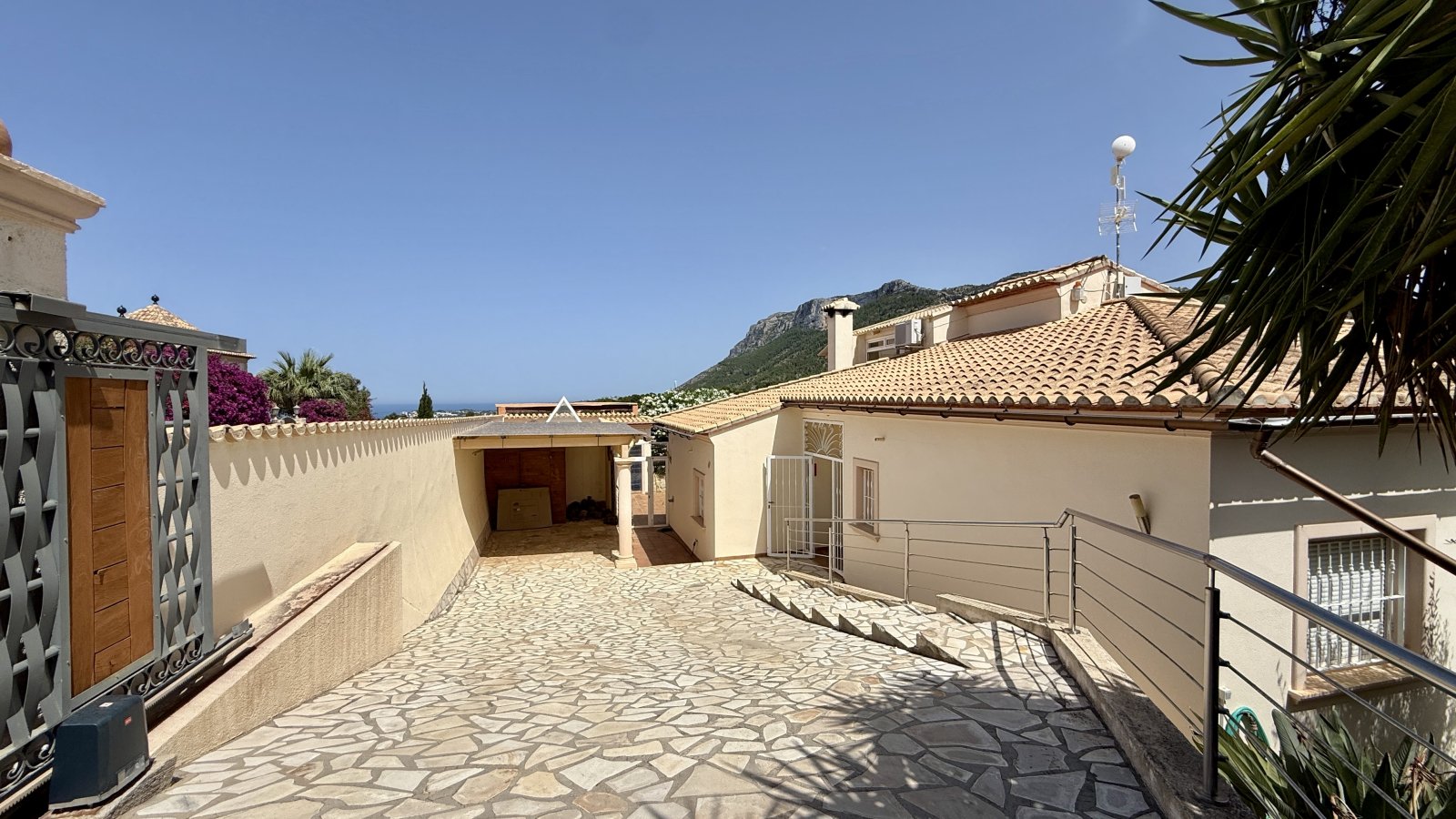 Très belle villa à l’abri des regards, avec une magnifique vue panoramique et de nombreux extras et avec licence de location touristique