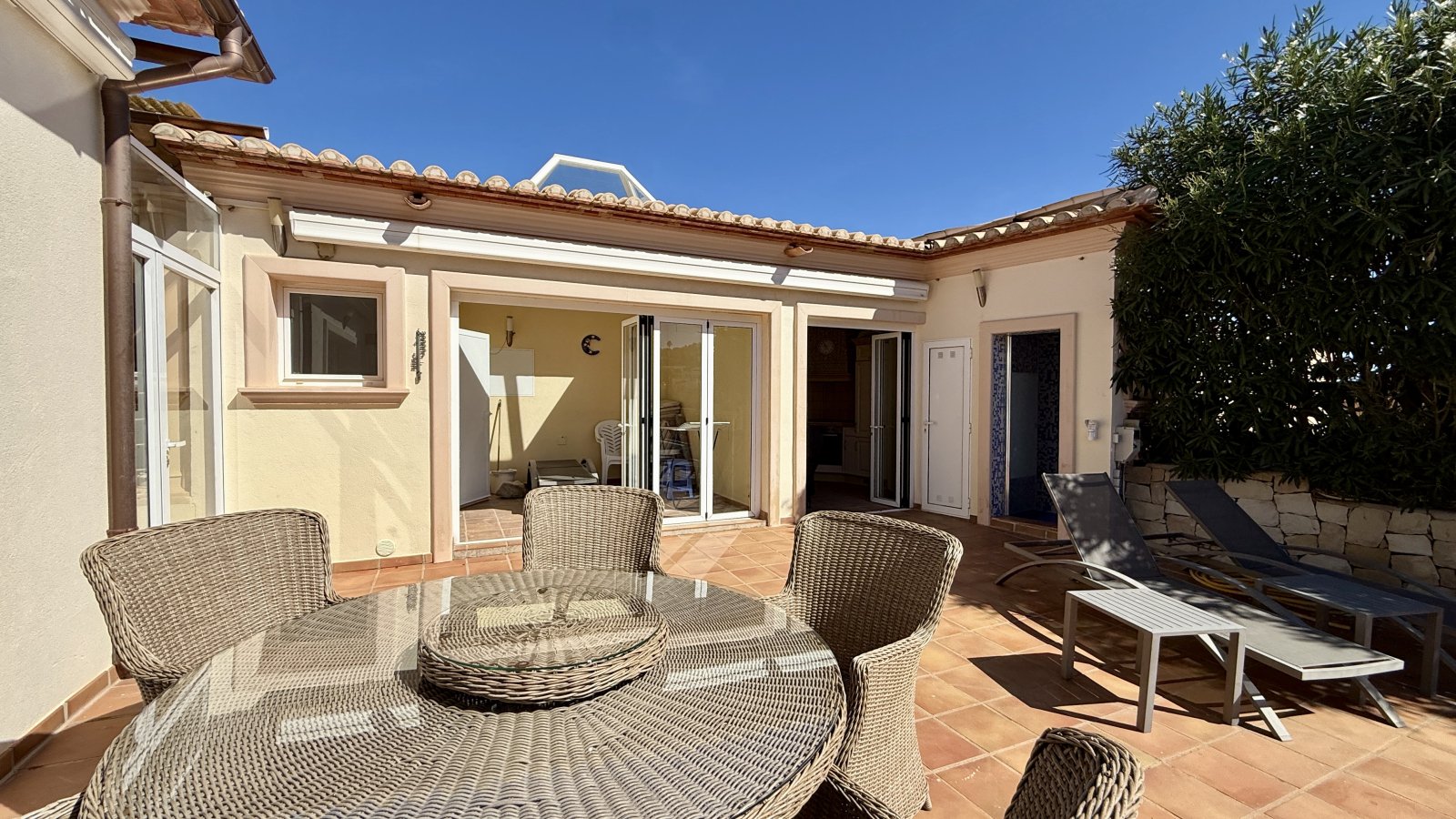 Très belle villa à l’abri des regards, avec une magnifique vue panoramique et de nombreux extras et avec licence de location touristique