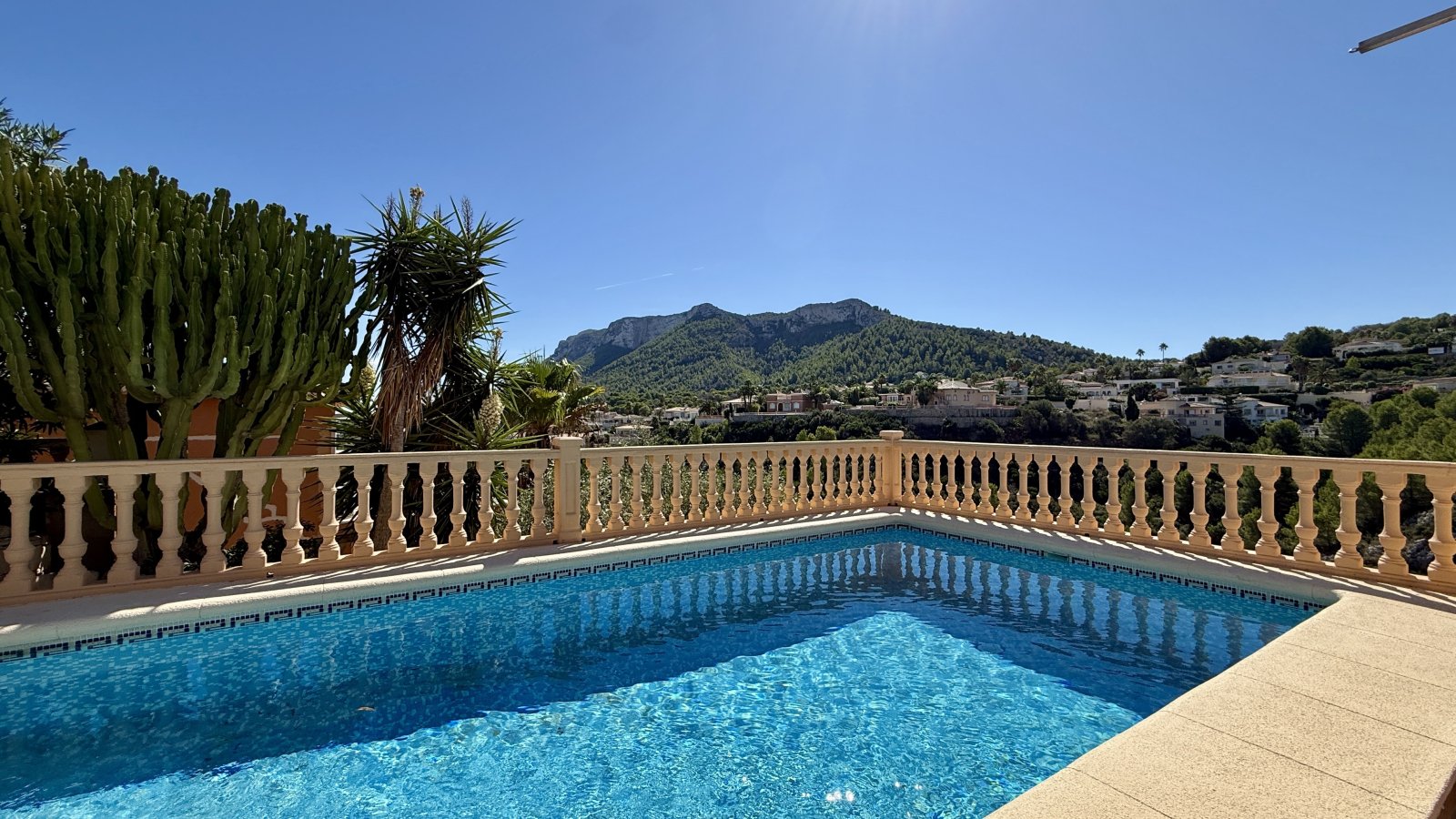 Très belle villa à l’abri des regards, avec une magnifique vue panoramique et de nombreux extras et avec licence de location touristique
