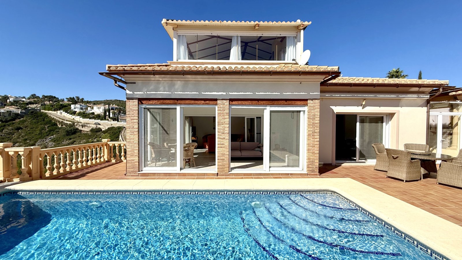 Très belle villa à l’abri des regards, avec une magnifique vue panoramique et de nombreux extras et avec licence de location touristique