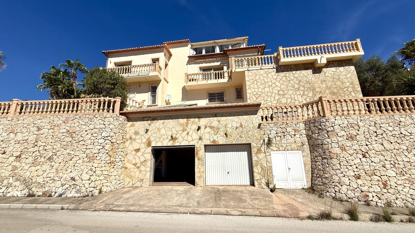 Très belle villa à l’abri des regards, avec une magnifique vue panoramique et de nombreux extras et avec licence de location touristique