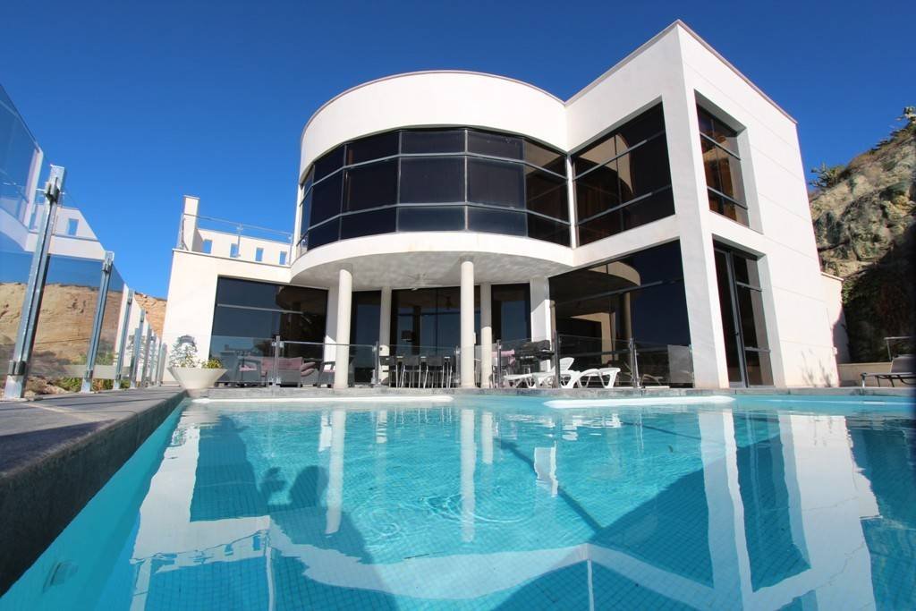 Villa moderne avec piscine chauffée et vue panoramique spectaculaire sur la côte et la mer, avec licence de location
