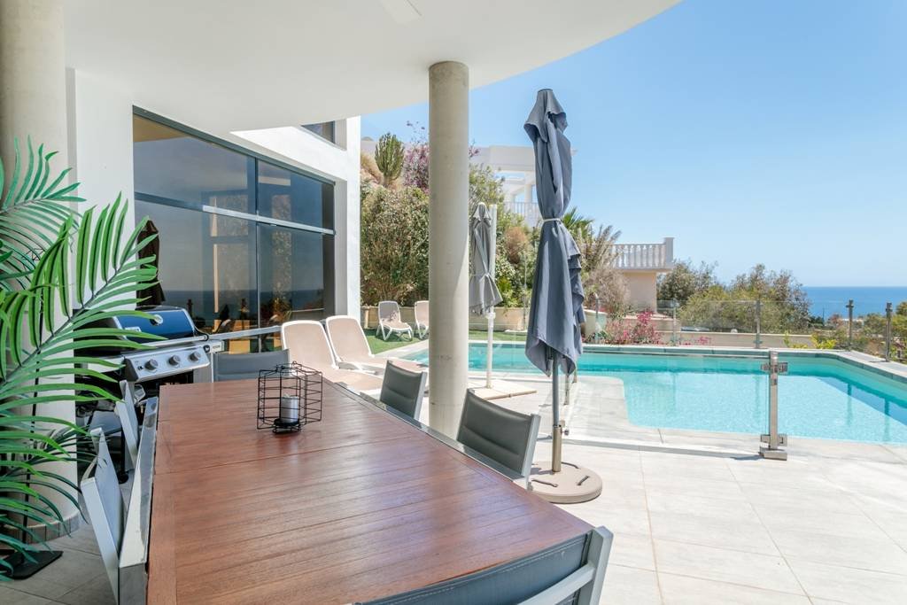 Villa moderne avec piscine chauffée et vue panoramique spectaculaire sur la côte et la mer, avec licence de location
