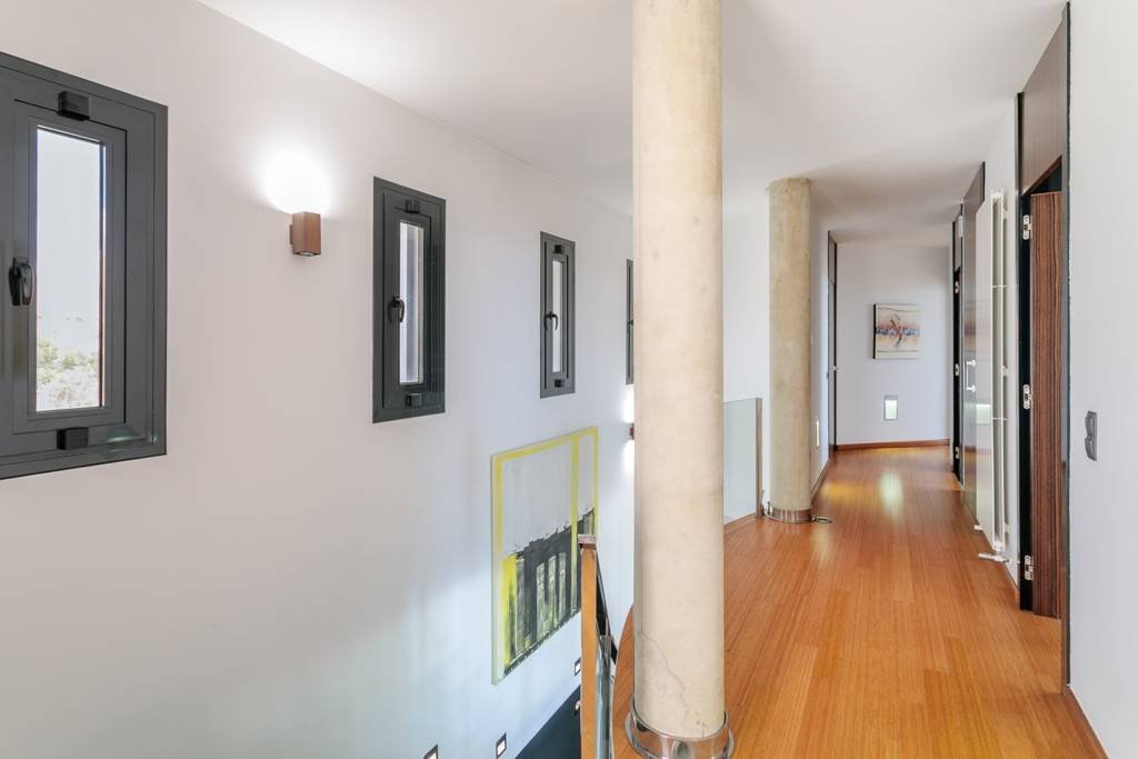 Villa moderne avec piscine chauffée et vue panoramique spectaculaire sur la côte et la mer, avec licence de location