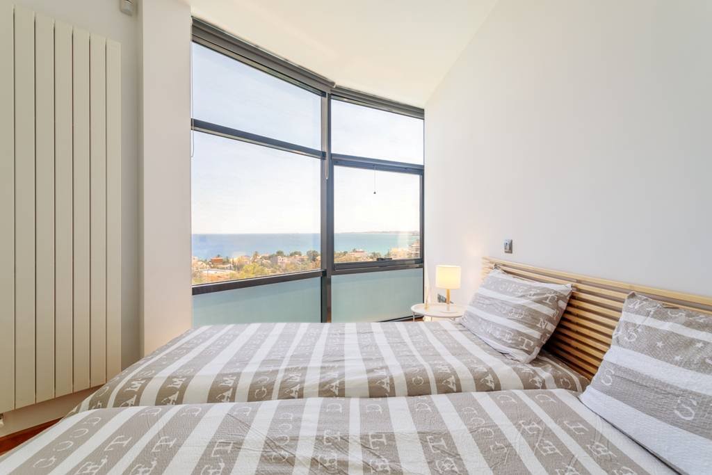 Villa moderne avec piscine chauffée et vue panoramique spectaculaire sur la côte et la mer, avec licence de location