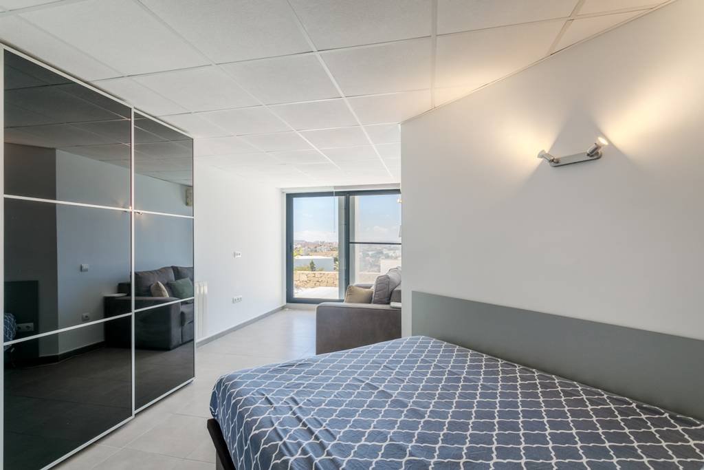 Villa moderne avec piscine chauffée et vue panoramique spectaculaire sur la côte et la mer, avec licence de location