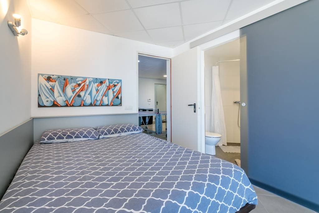 Villa moderne avec piscine chauffée et vue panoramique spectaculaire sur la côte et la mer, avec licence de location