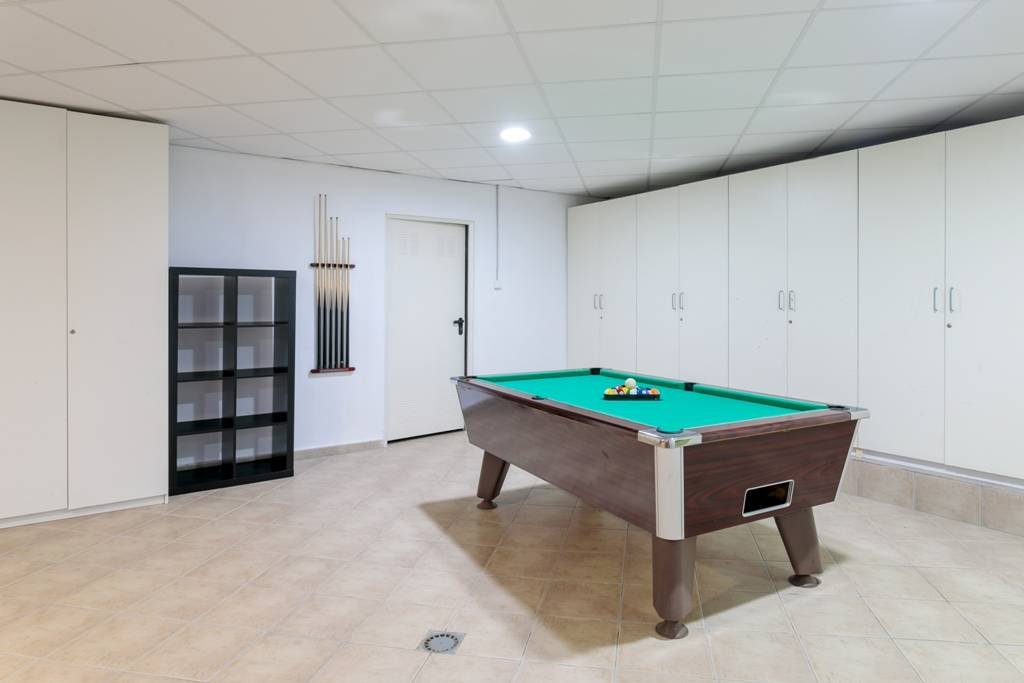 Villa moderne avec piscine chauffée et vue panoramique spectaculaire sur la côte et la mer, avec licence de location