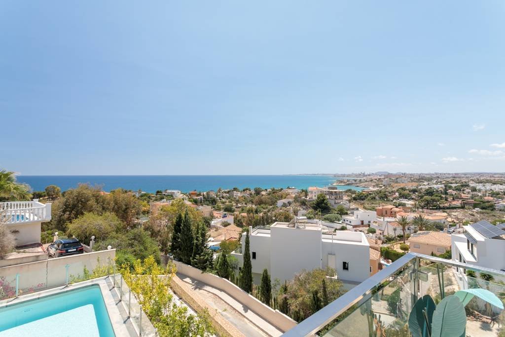 Villa moderne avec piscine chauffée et vue panoramique spectaculaire sur la côte et la mer, avec licence de location