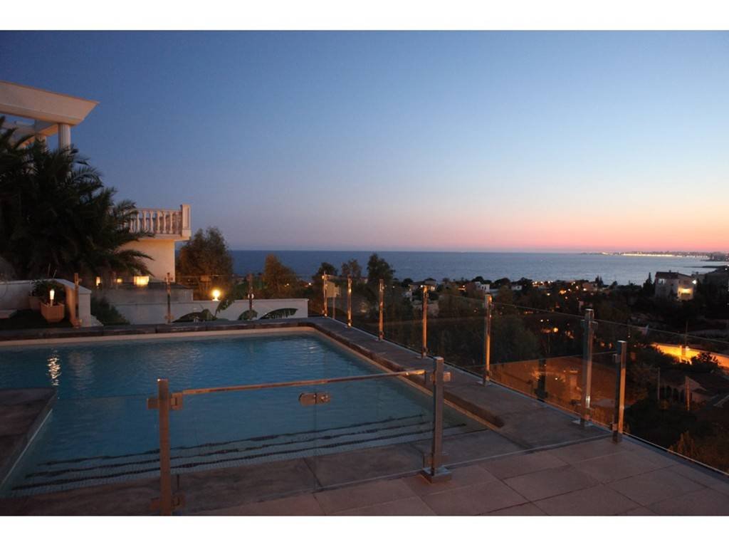 Villa moderne avec piscine chauffée et vue panoramique spectaculaire sur la côte et la mer, avec licence de location
