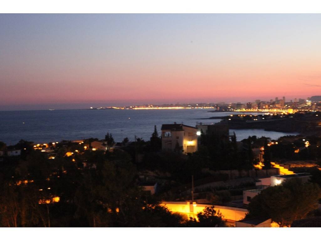 Villa moderne avec piscine chauffée et vue panoramique spectaculaire sur la côte et la mer, avec licence de location