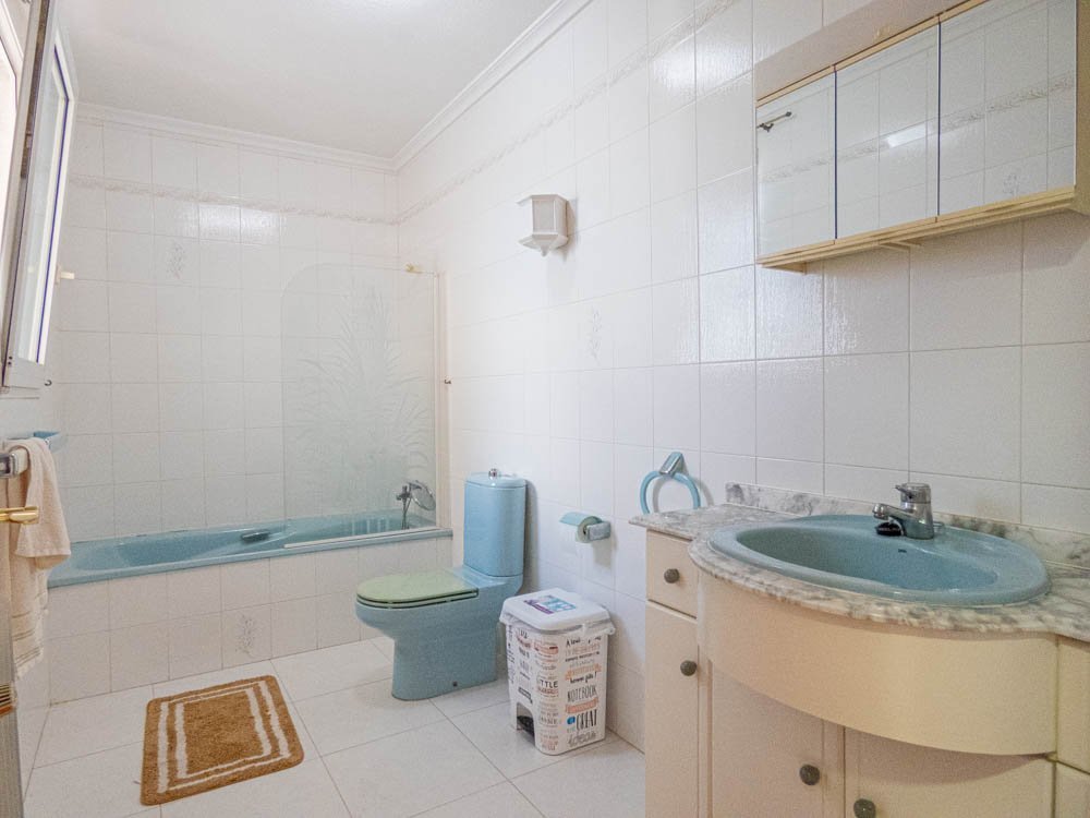 Magnifique villa de campagne rénovée avec 7 chambres, 7 salles de bains, climatisation, chauffage central, double garage et piscine privée chauffée
