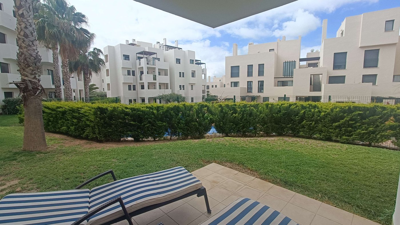 Élégant appartement au rez-de-chaussée dans un complexe de golf en plein essor
