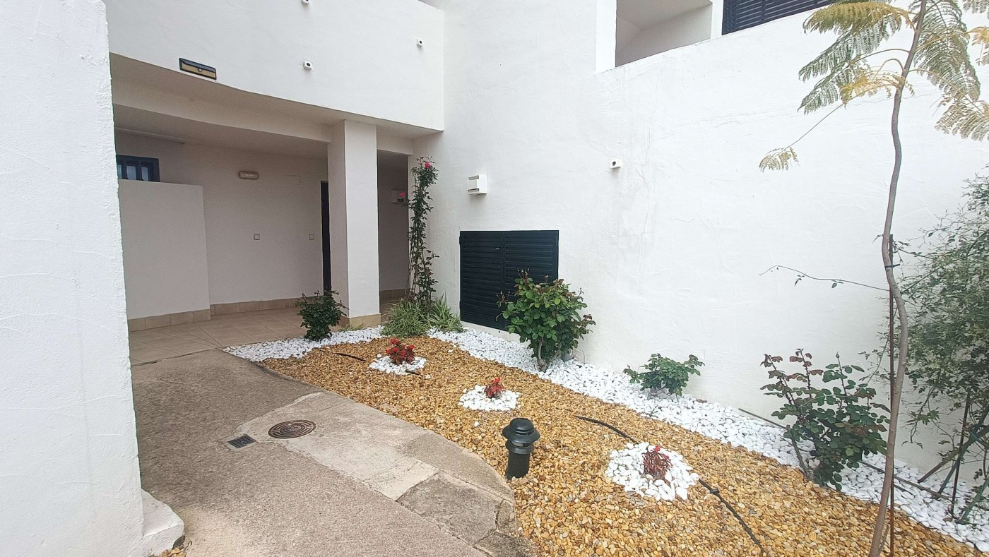 Élégant appartement au rez-de-chaussée dans un complexe de golf en plein essor