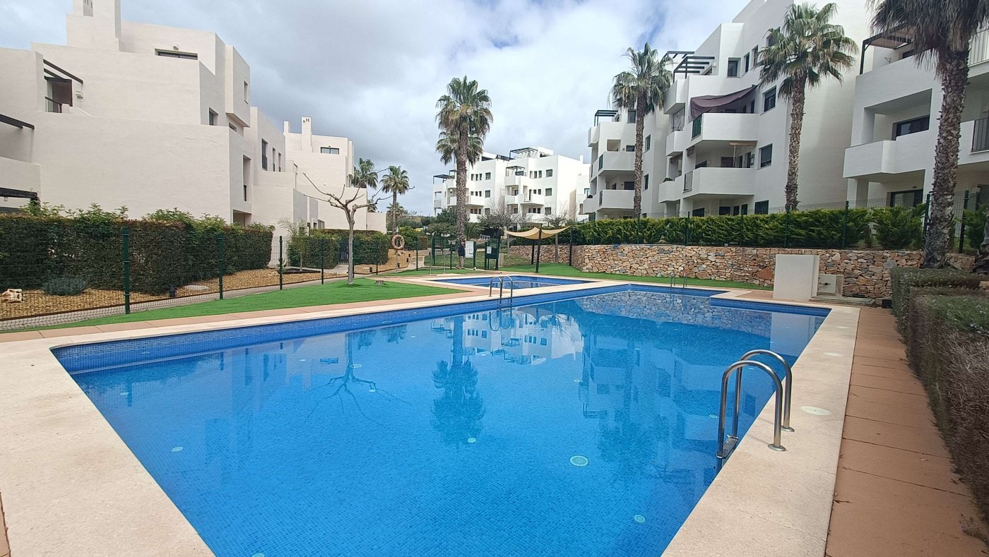 Élégant appartement au rez-de-chaussée dans un complexe de golf en plein essor