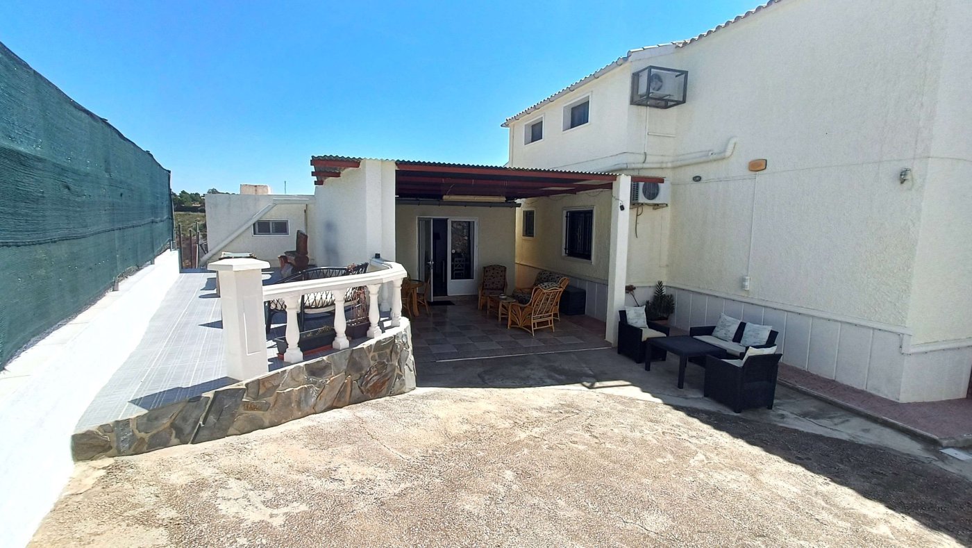 Superbe villa individuelle avec piscine privée, appartement d'amis indépendant, garage et sous-sol