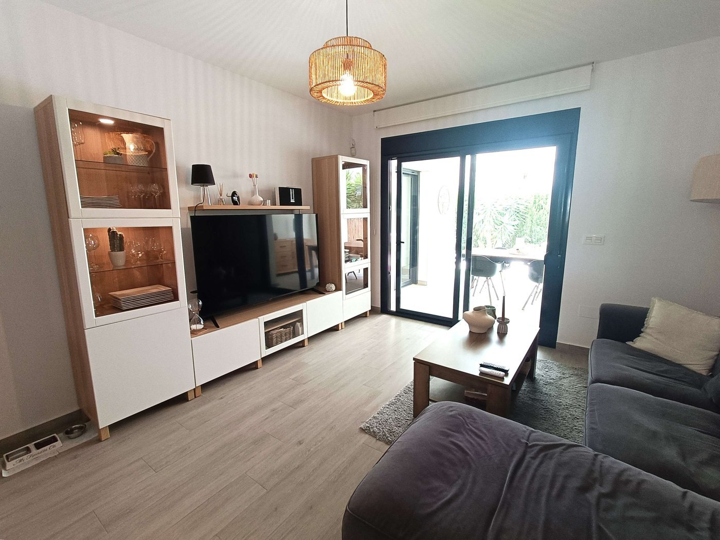 Appartement moderne de 3 chambres au rez-de-chaussée avec jardin privé