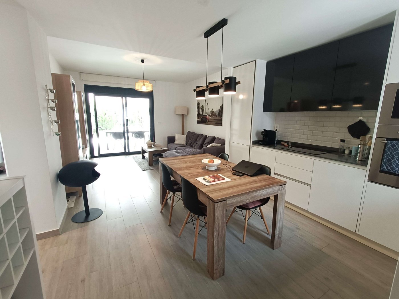 Appartement moderne de 3 chambres au rez-de-chaussée avec jardin privé