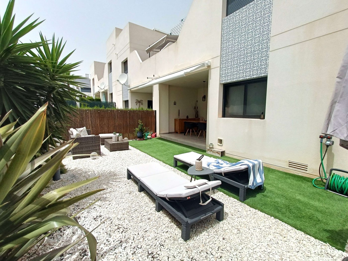 Appartement moderne de 3 chambres au rez-de-chaussée avec jardin privé