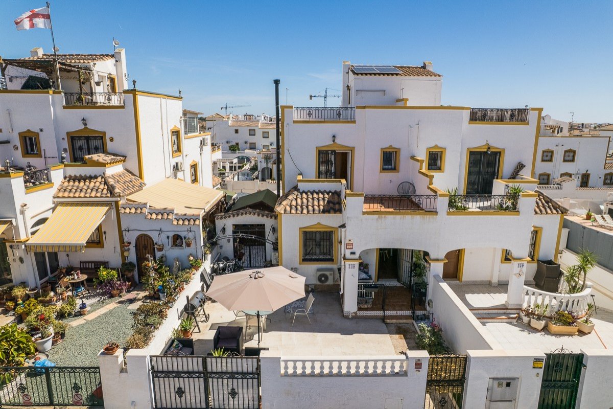 Spacieuse maison avec sous-sol aménagé, panneaux solaires et piscine communautaire