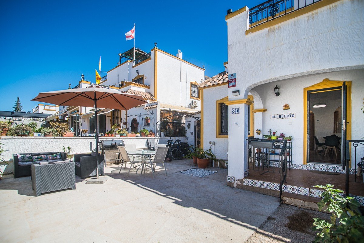 Spacieuse maison avec sous-sol aménagé, panneaux solaires et piscine communautaire
