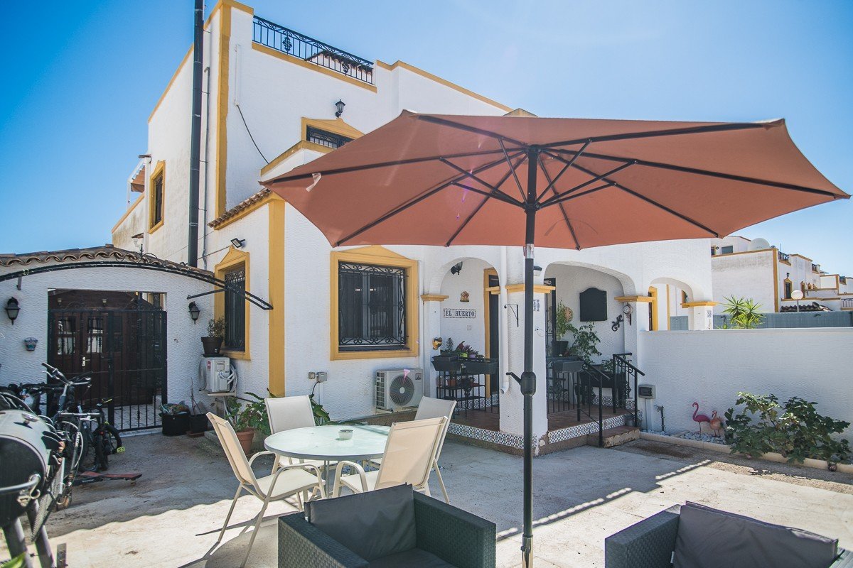 Spacieuse maison avec sous-sol aménagé, panneaux solaires et piscine communautaire