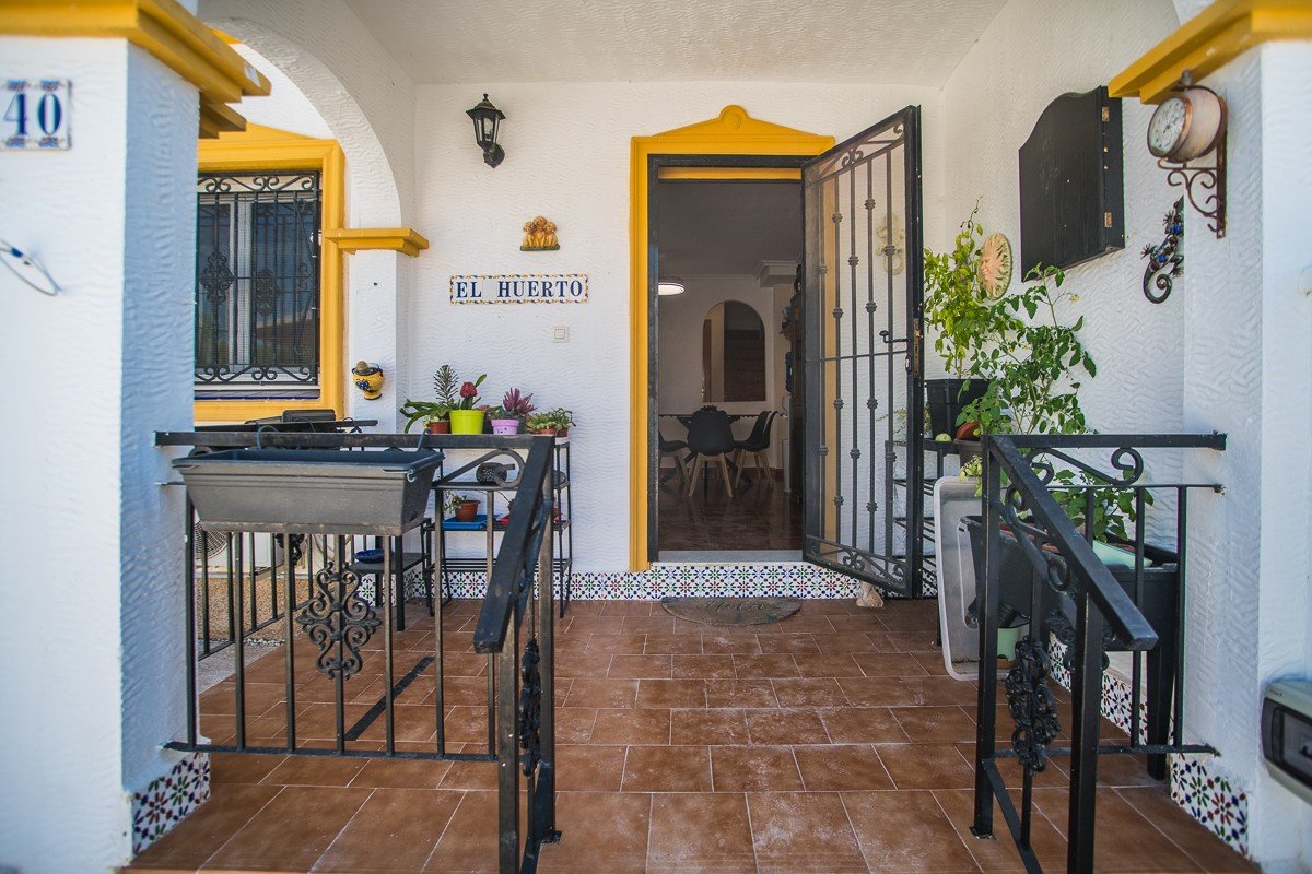 Spacieuse maison avec sous-sol aménagé, panneaux solaires et piscine communautaire