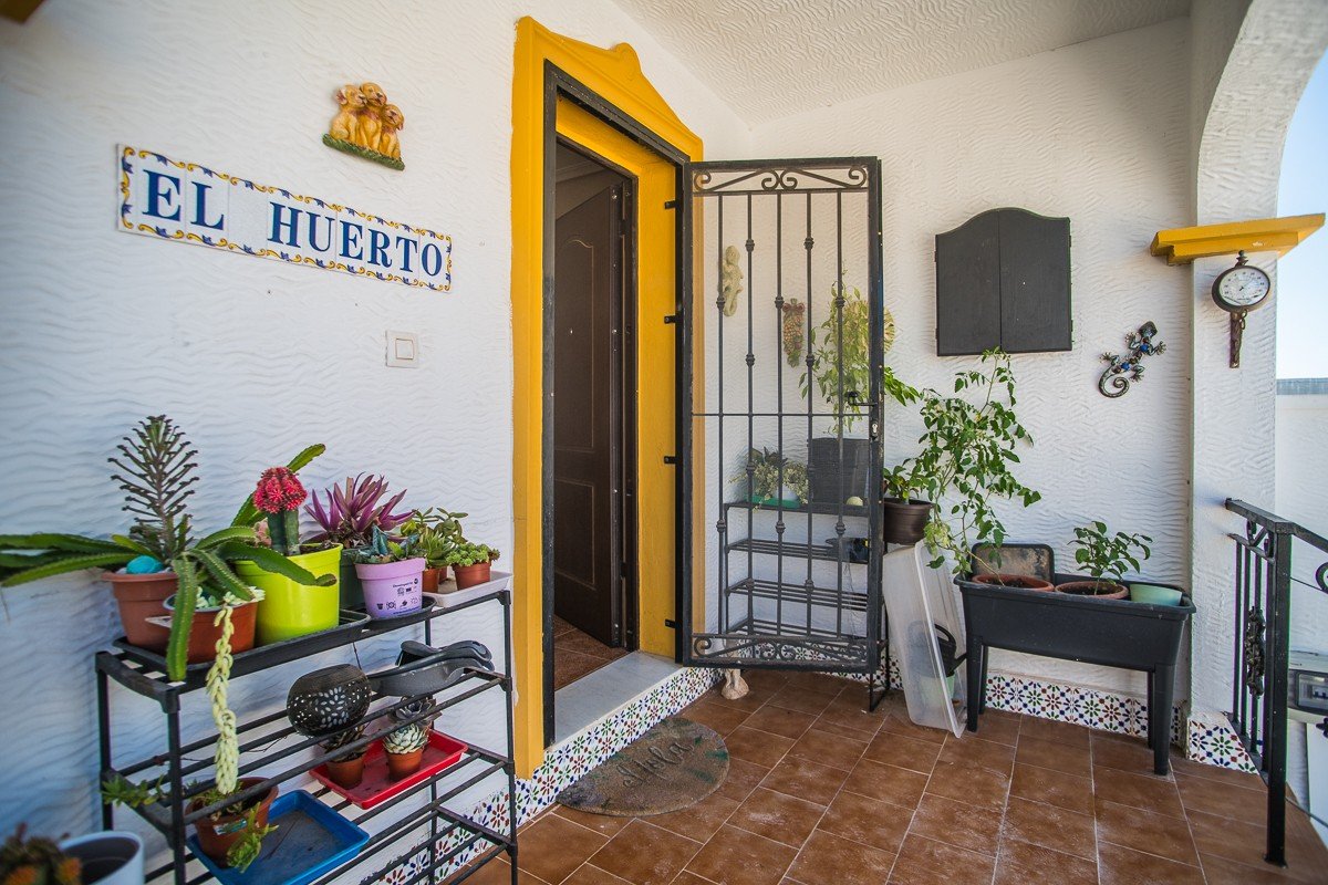Spacieuse maison avec sous-sol aménagé, panneaux solaires et piscine communautaire