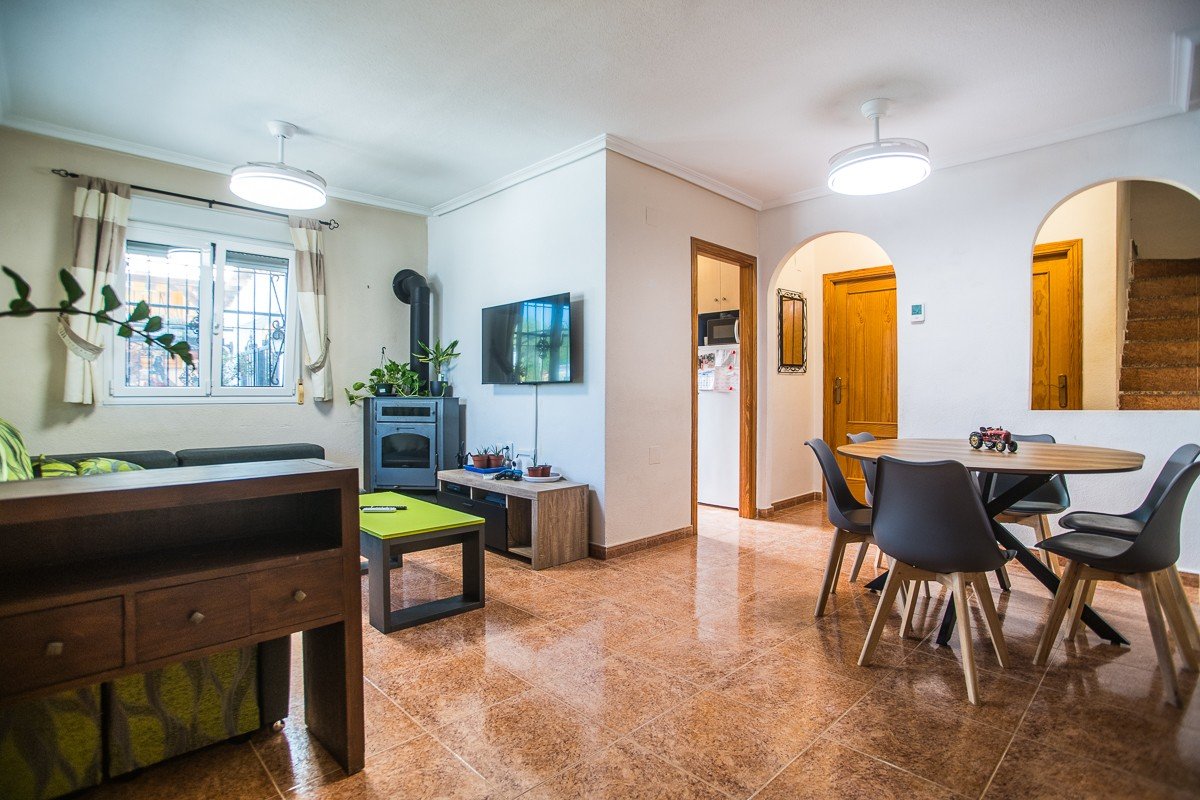 Spacieuse maison avec sous-sol aménagé, panneaux solaires et piscine communautaire