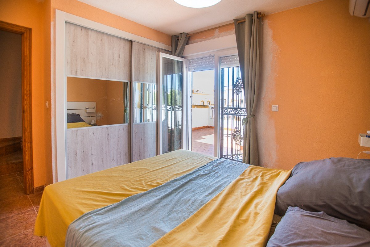 Spacieuse maison avec sous-sol aménagé, panneaux solaires et piscine communautaire