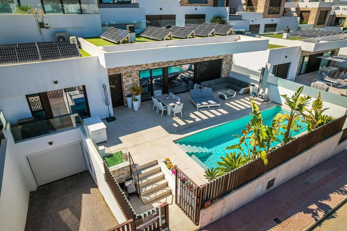Villa individuelle moderne de 4 chambres, piscine privée et garage à Rojales