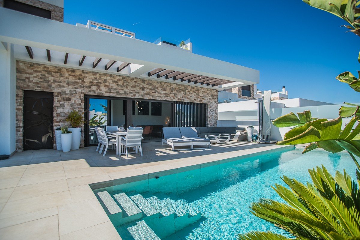 Villa individuelle moderne de 4 chambres, piscine privée et garage à Rojales