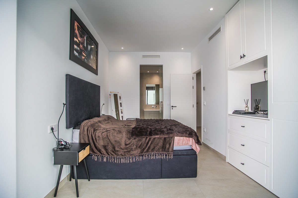 Villa individuelle moderne de 4 chambres, piscine privée et garage à Rojales