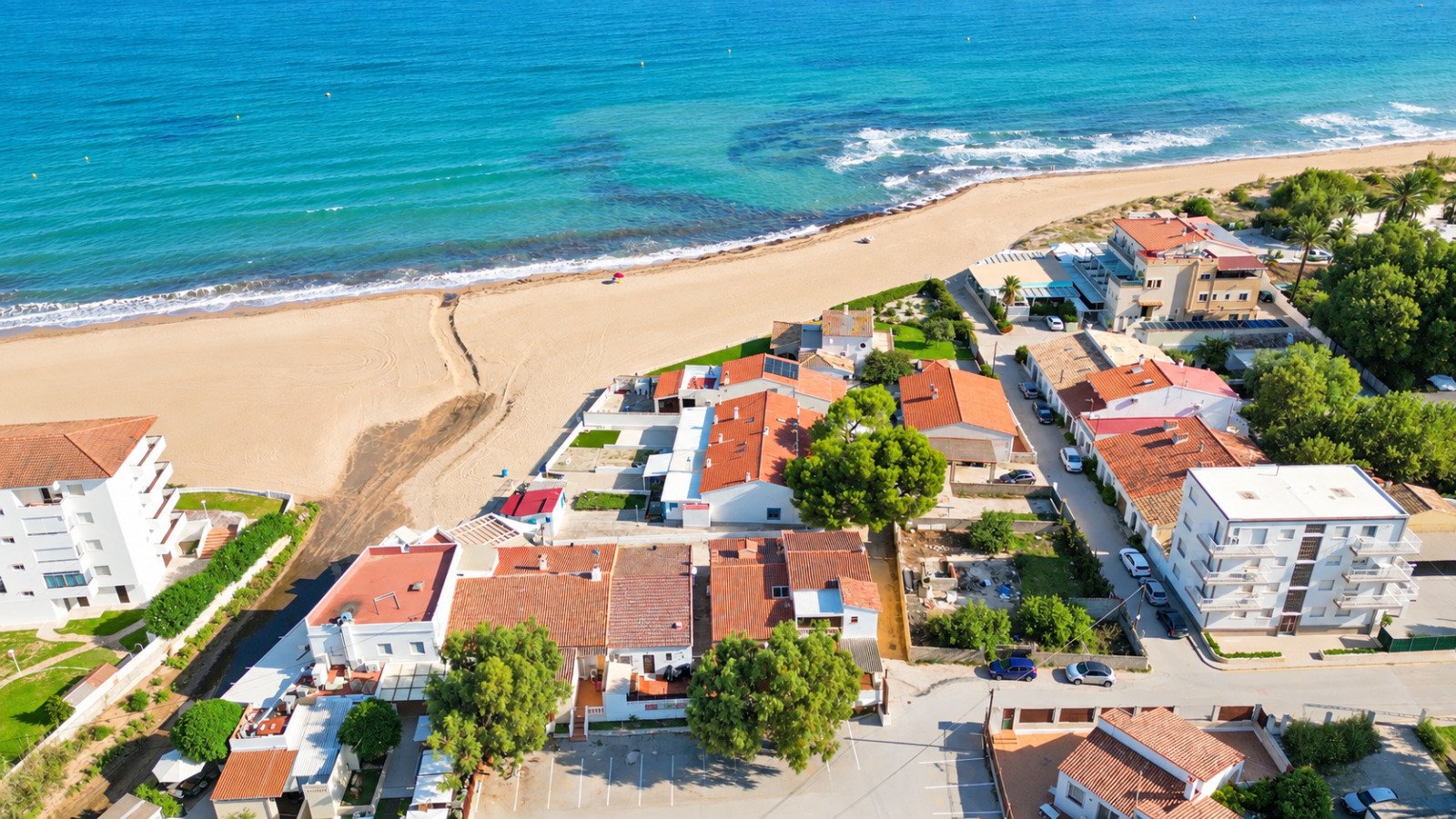 Maison jumelée unique à seulement 60 m de la plage, avec 3 chambres et 2 salles de bains
