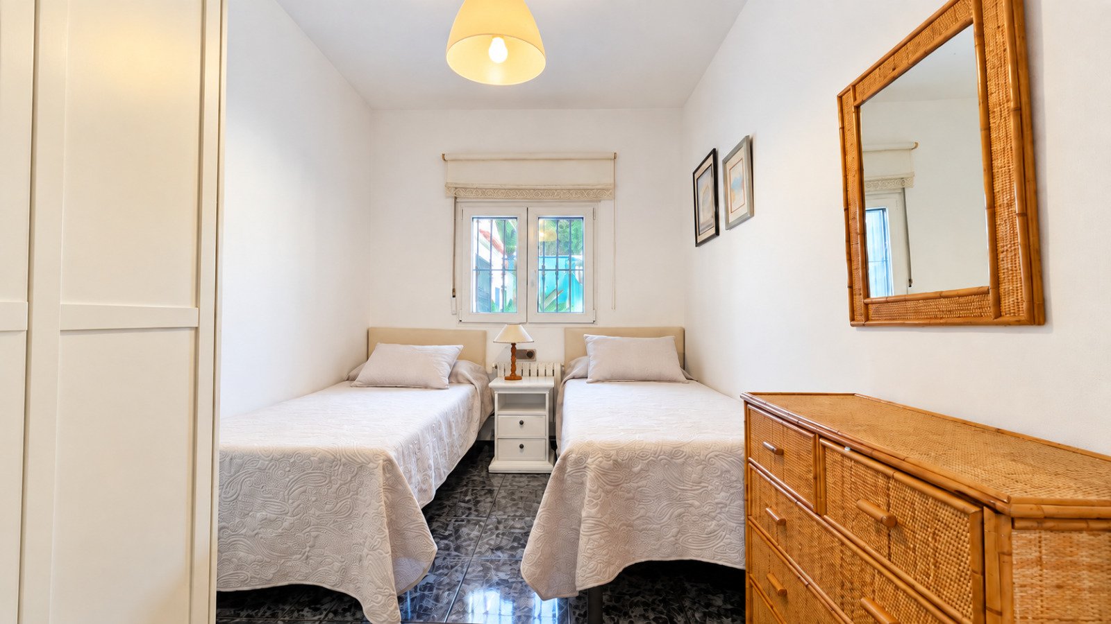 Maison jumelée unique à seulement 60 m de la plage, avec 3 chambres et 2 salles de bains
