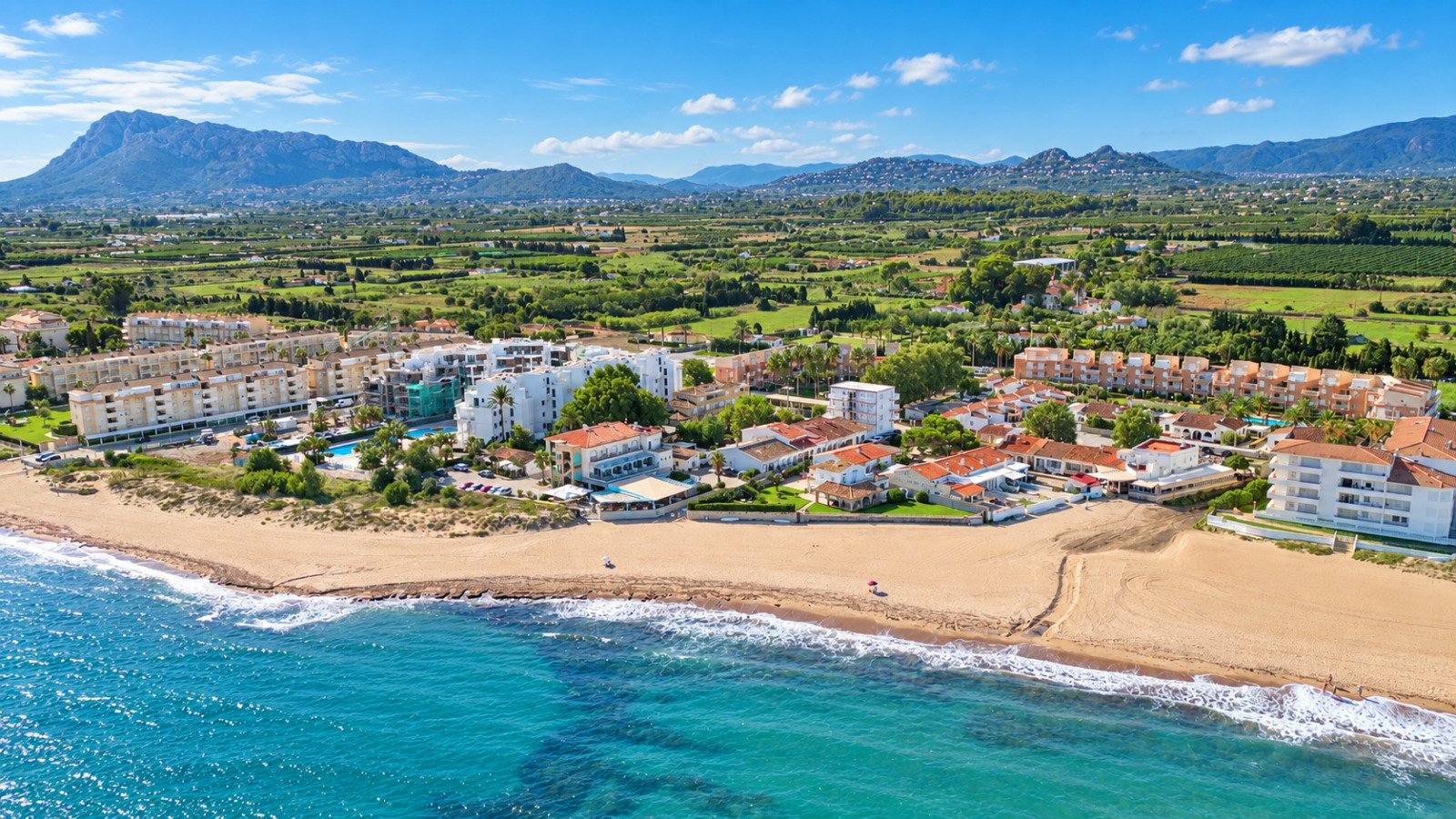 Maison jumelée unique à seulement 60 m de la plage, avec 3 chambres et 2 salles de bains