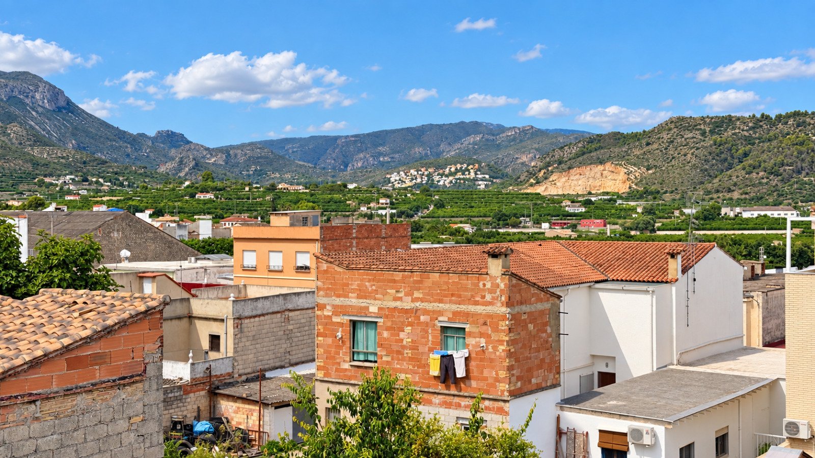 Maison de village avec patio, garage et grandes terrasses à Pego
