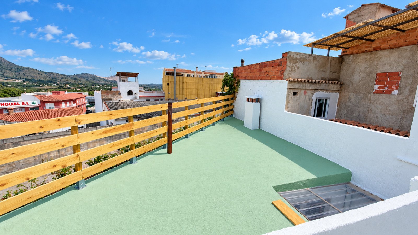Maison de village avec patio, garage et grandes terrasses à Pego