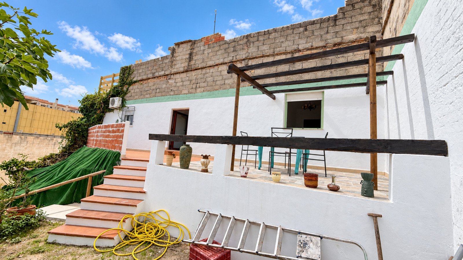 Maison de village avec patio, garage et grandes terrasses à Pego