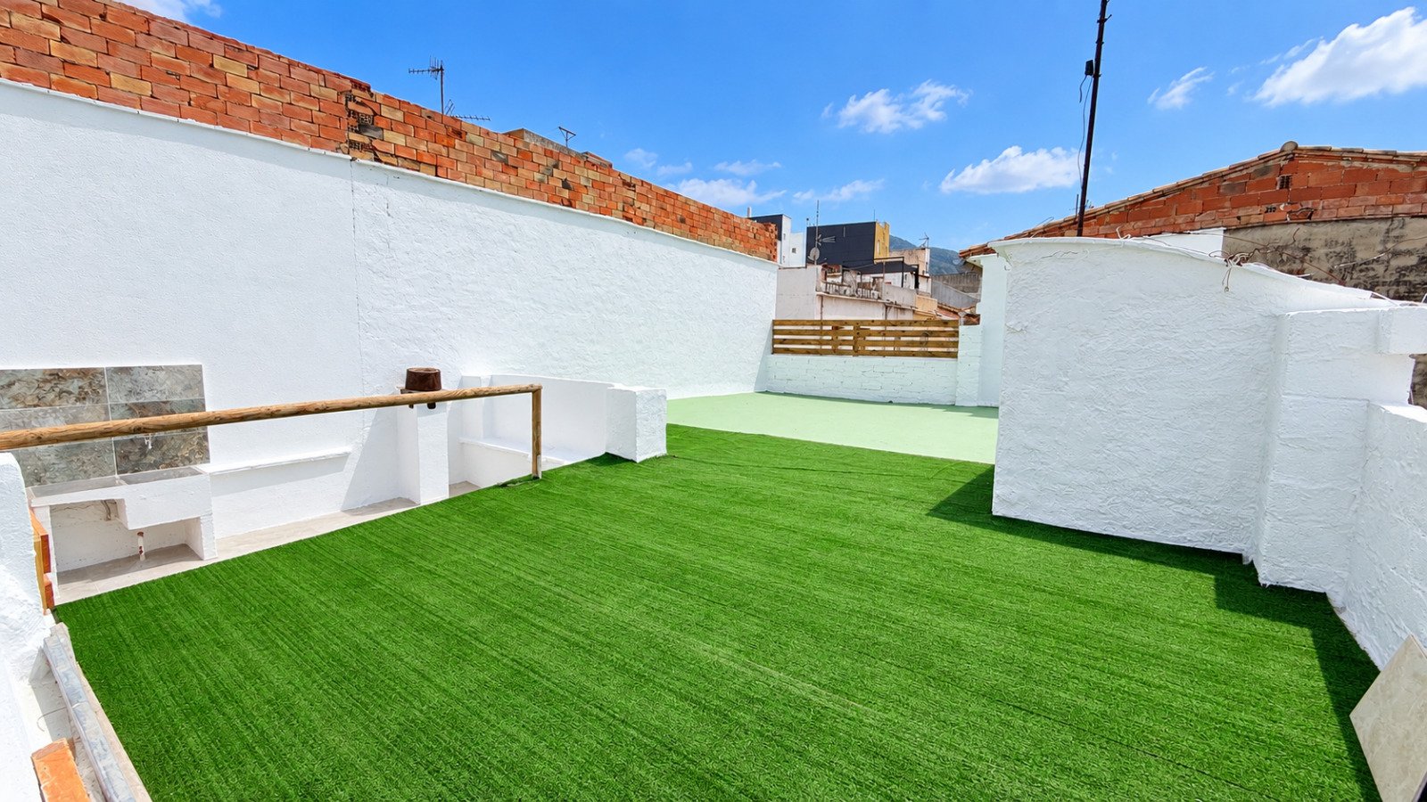 Maison de village avec patio, garage et grandes terrasses à Pego