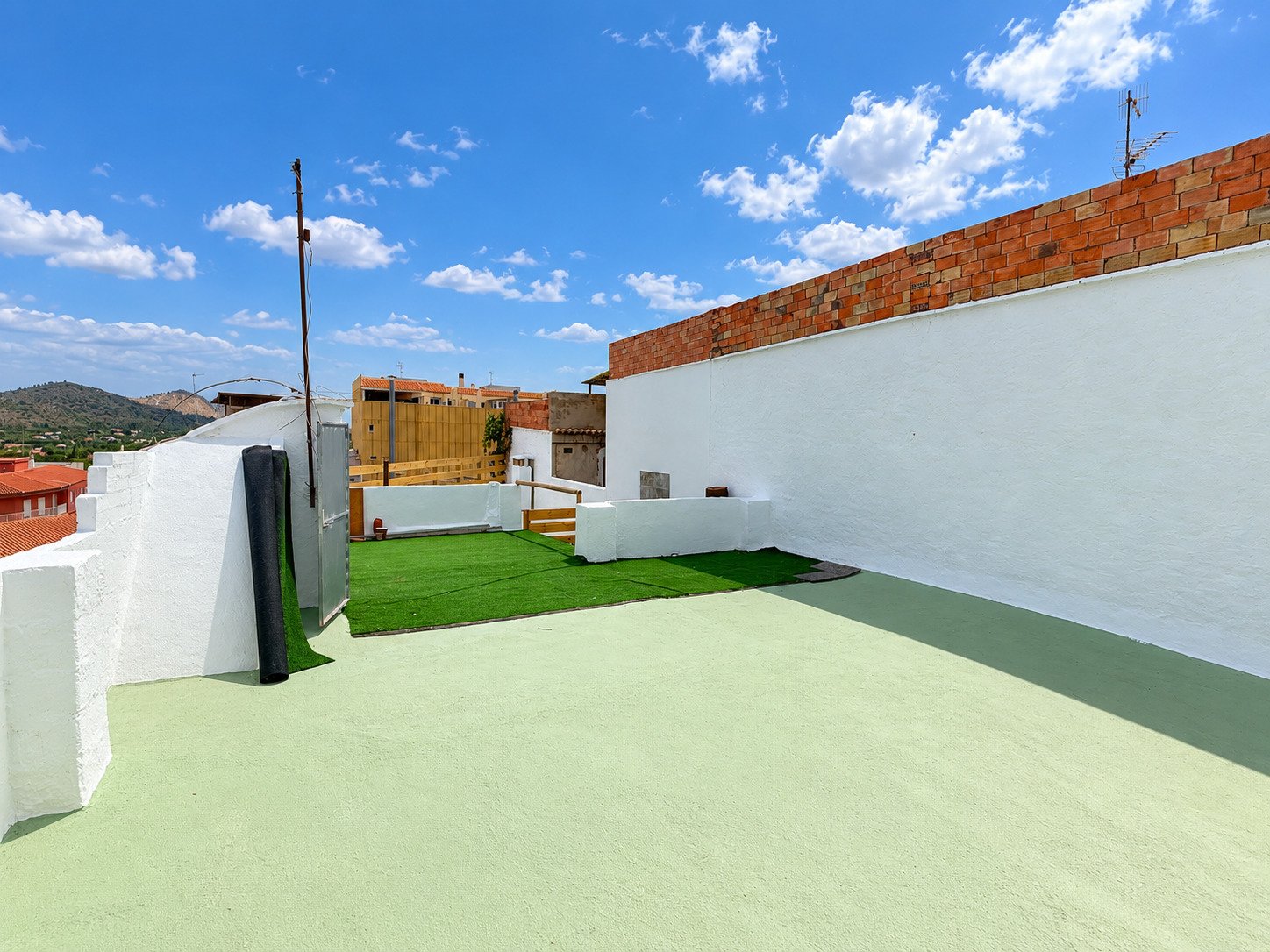 Maison de village avec patio, garage et grandes terrasses à Pego